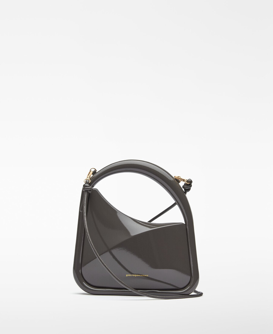femme en sac à cocktail rigide
