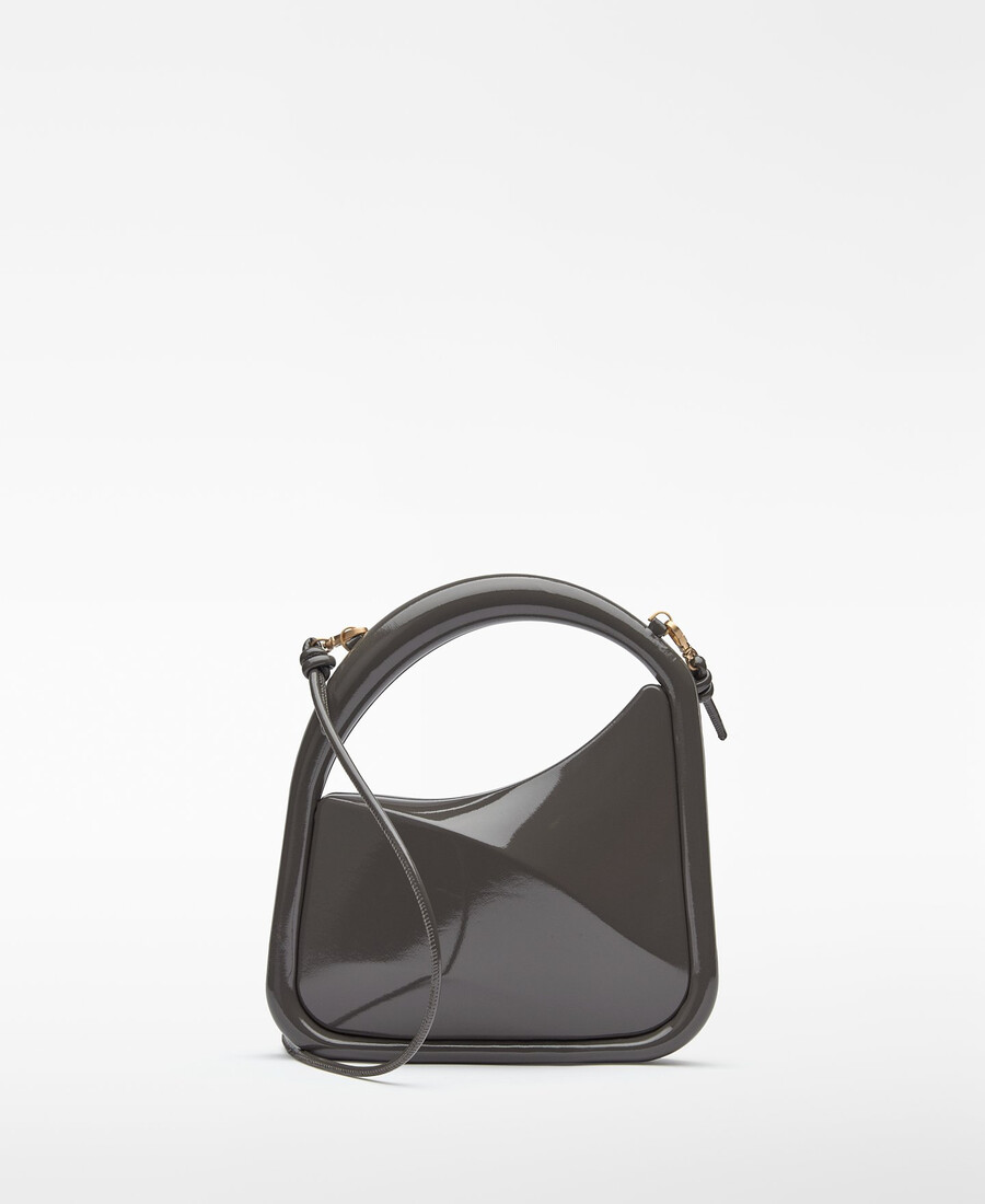 femme en sac à cocktail rigide
