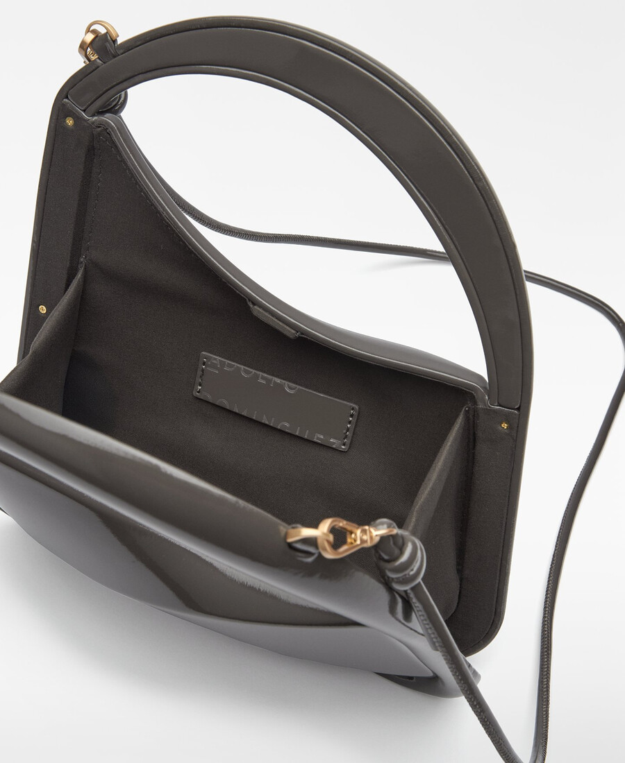 femme en sac à cocktail rigide