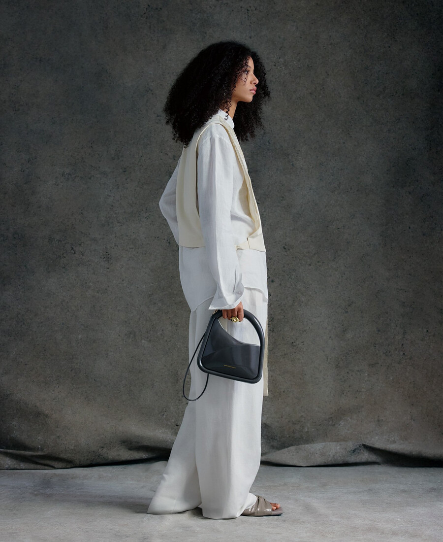 femme en sac à cocktail rigide