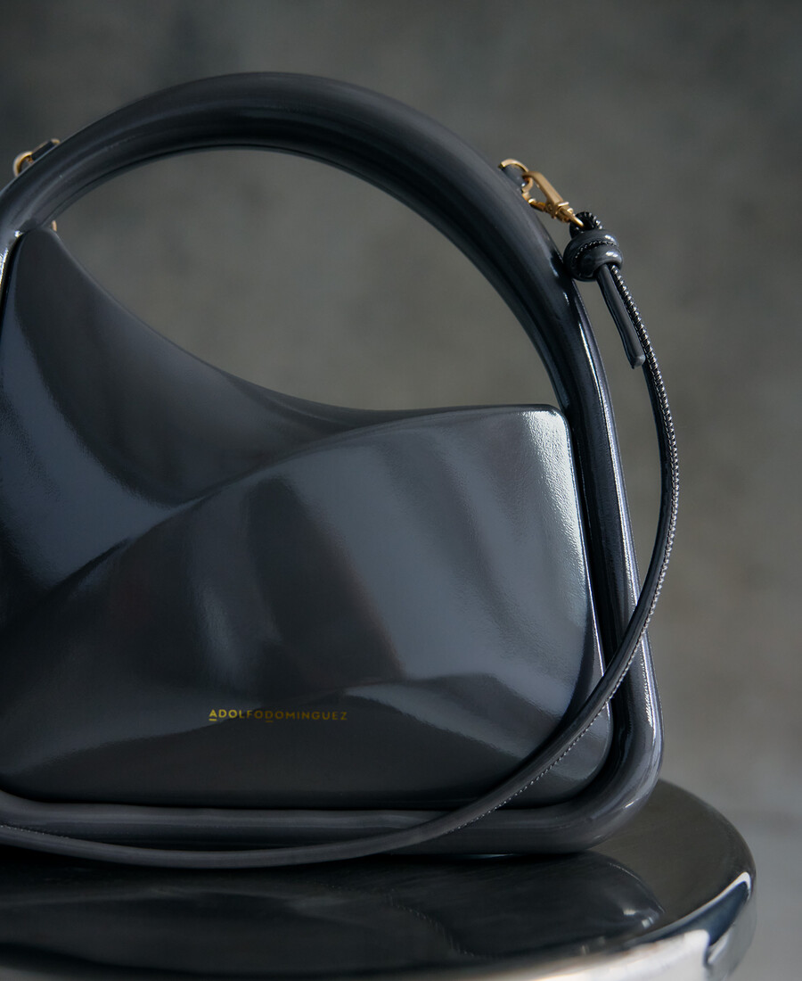 femme en sac à cocktail rigide