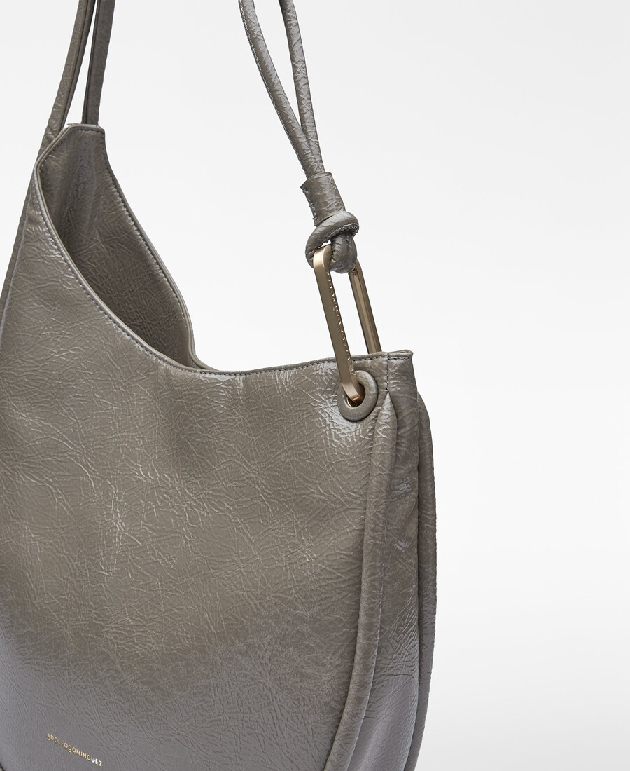 femme au sac de voyage luna