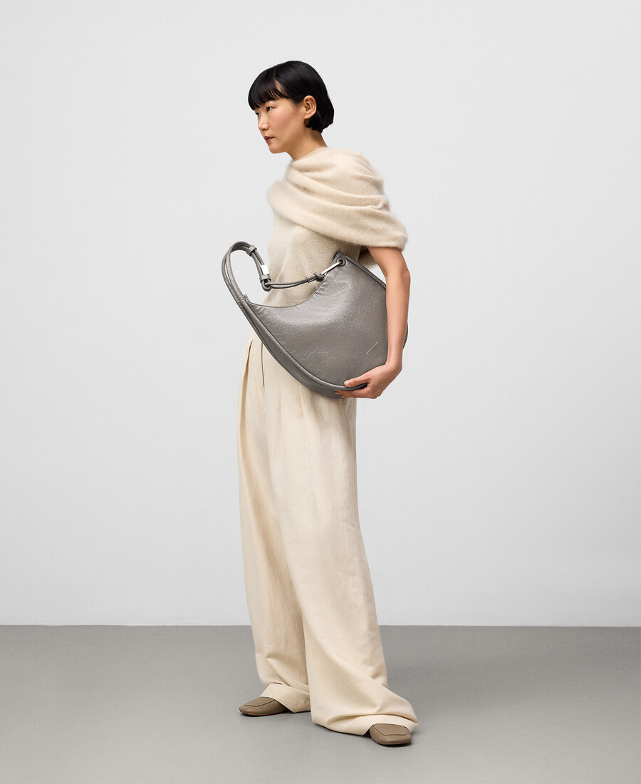 femme au sac de voyage luna