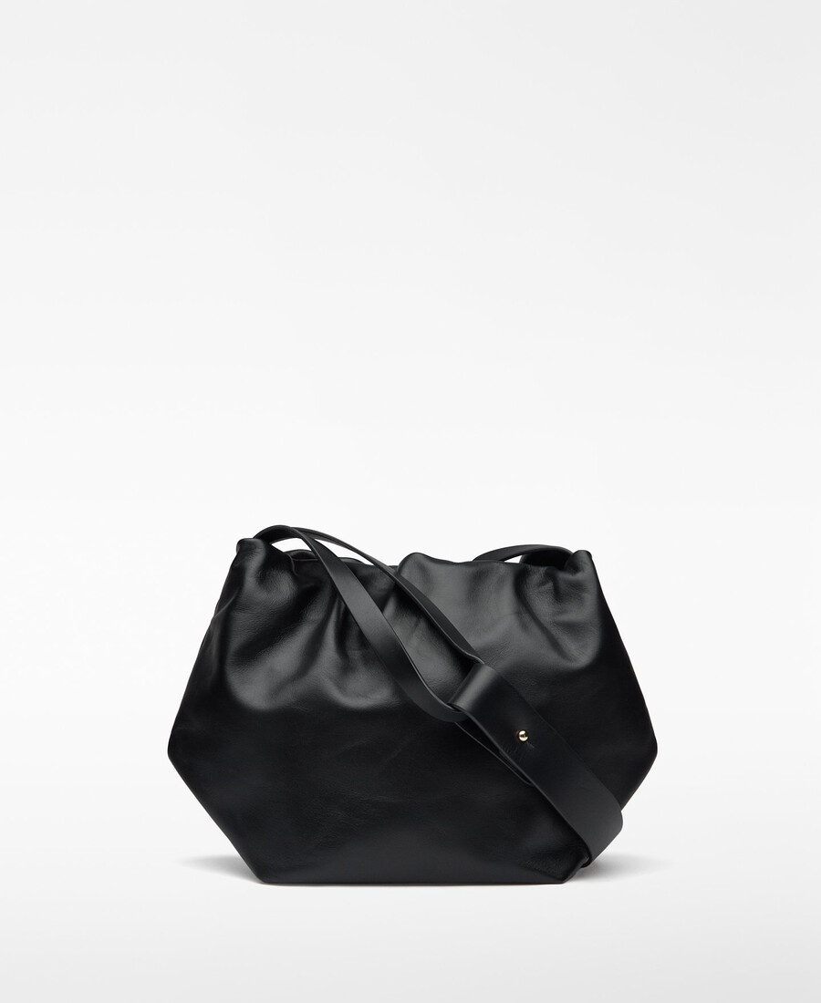 femme au sac hobo doce