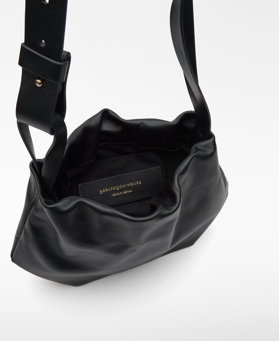 femme au sac hobo doce