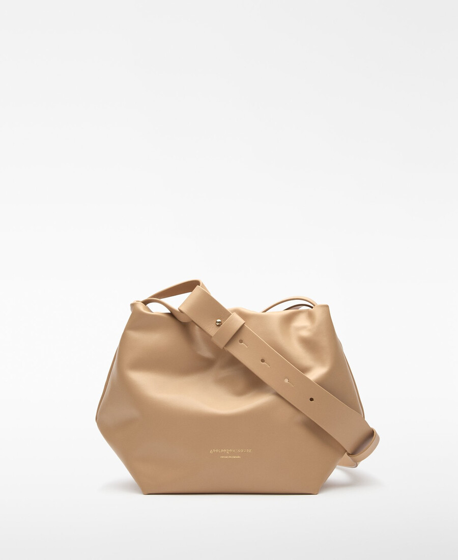 femme au sac hobo doce