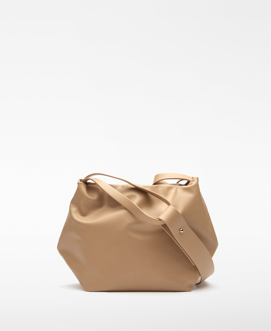 femme au sac hobo doce