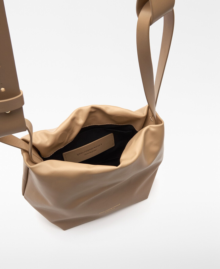 femme au sac hobo doce