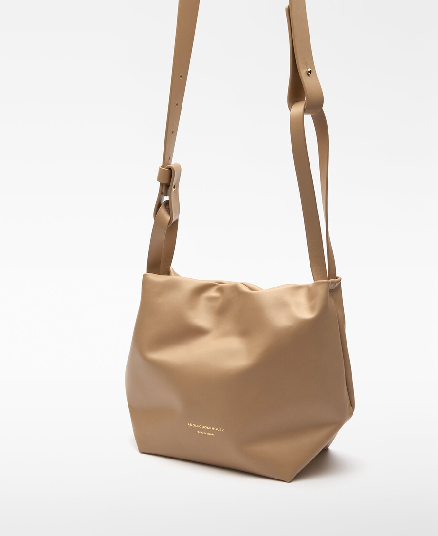 femme au sac hobo doce