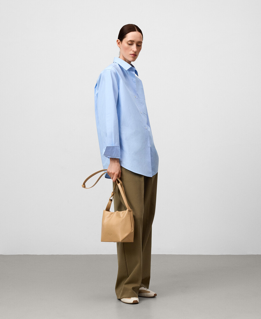 femme au sac hobo doce