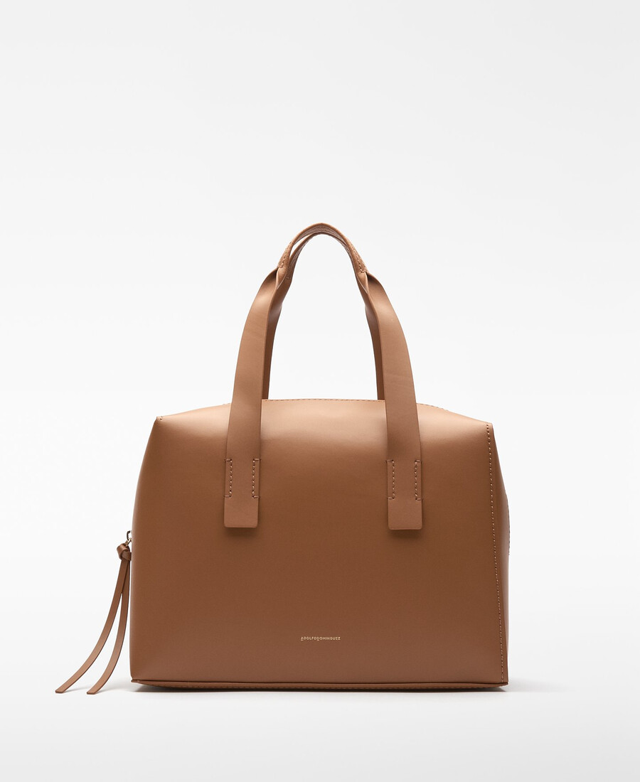 femme au sac de bowling en mica