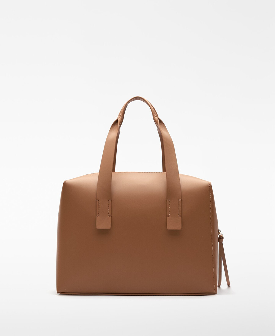 femme au sac de bowling en mica