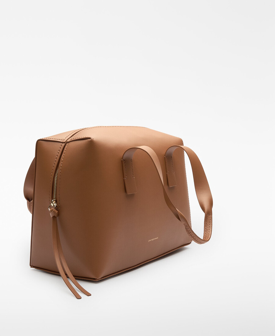 femme au sac de bowling en mica