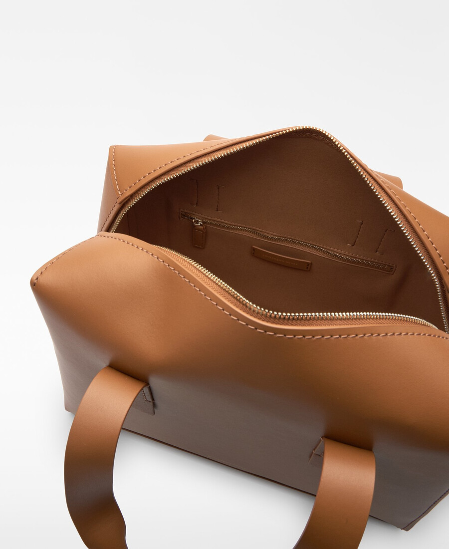 femme au sac de bowling en mica