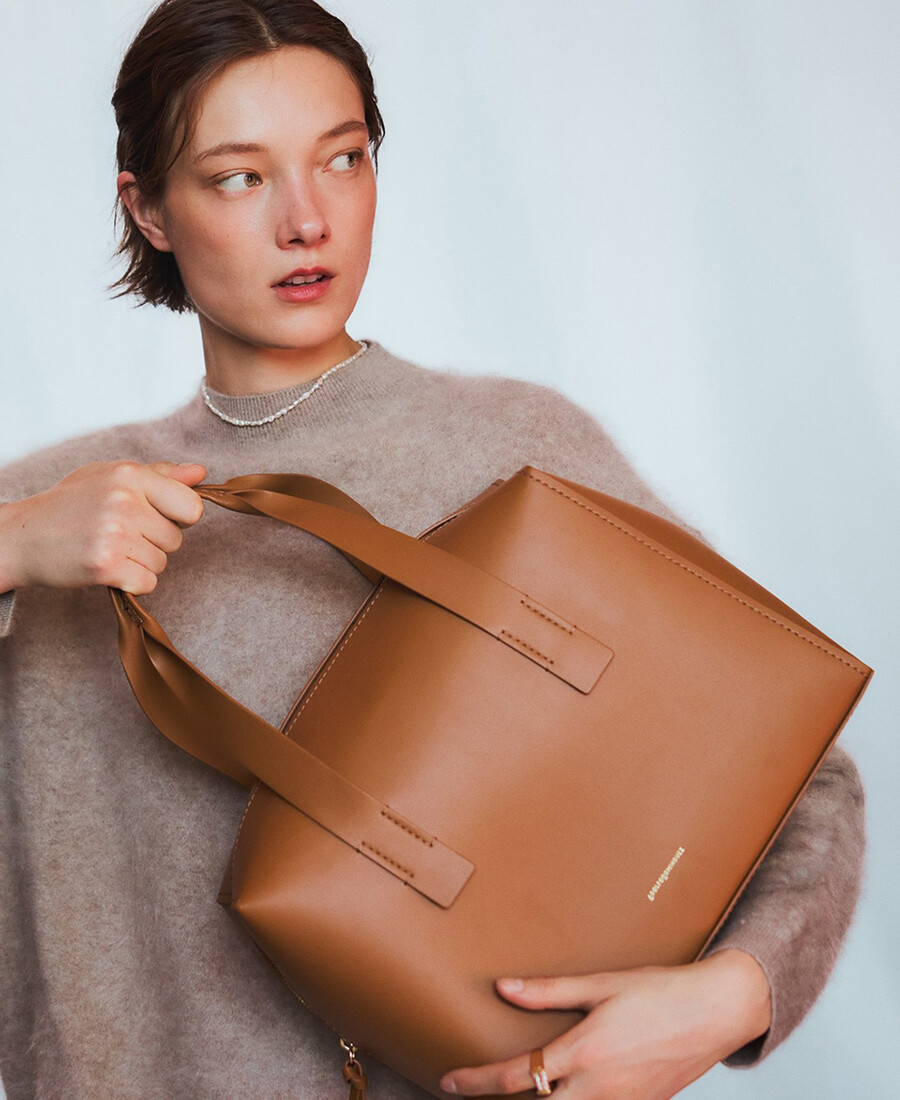 femme au sac de bowling en mica
