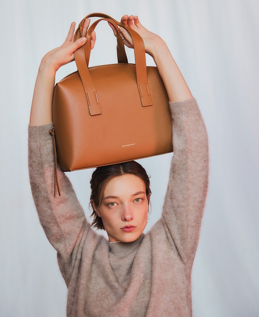 femme au sac de bowling en mica