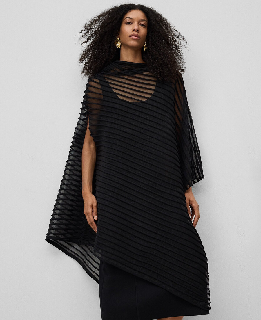 femme en cape asymétrique semi-transparente
