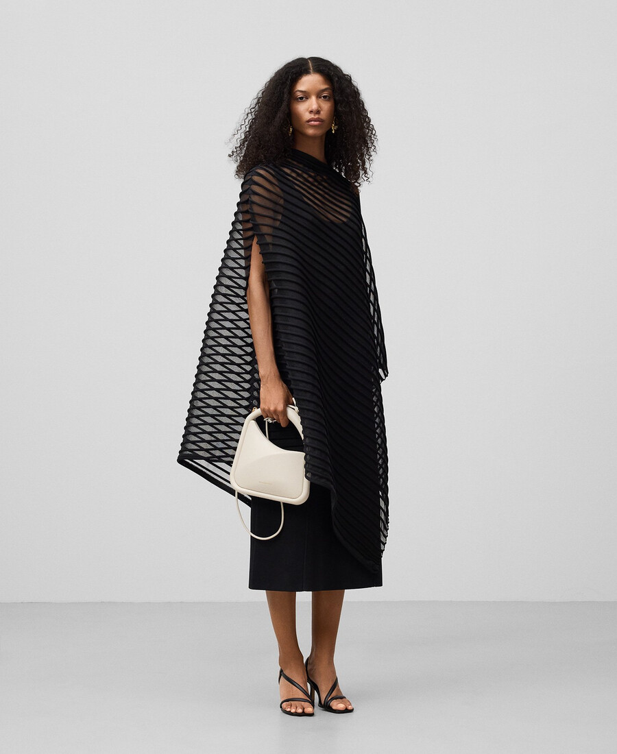 femme en cape asymétrique semi-transparente