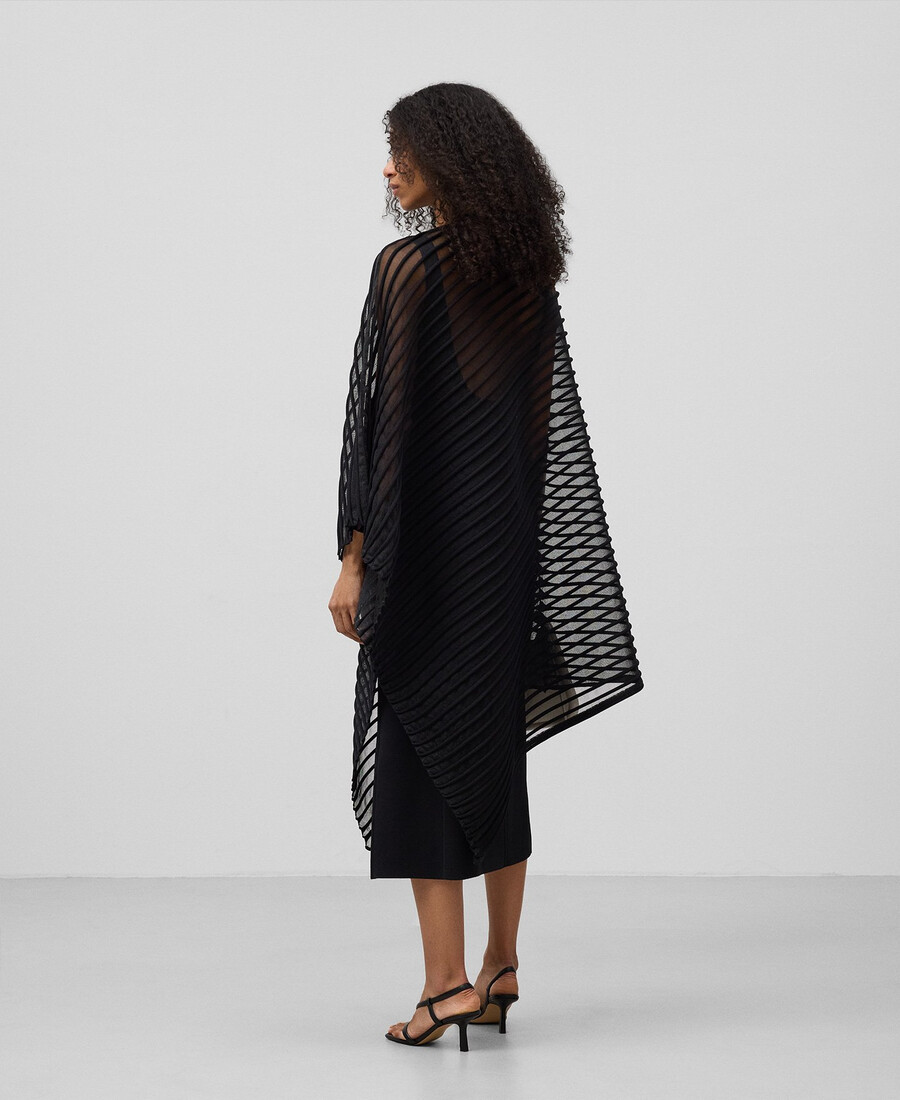 femme en cape asymétrique semi-transparente