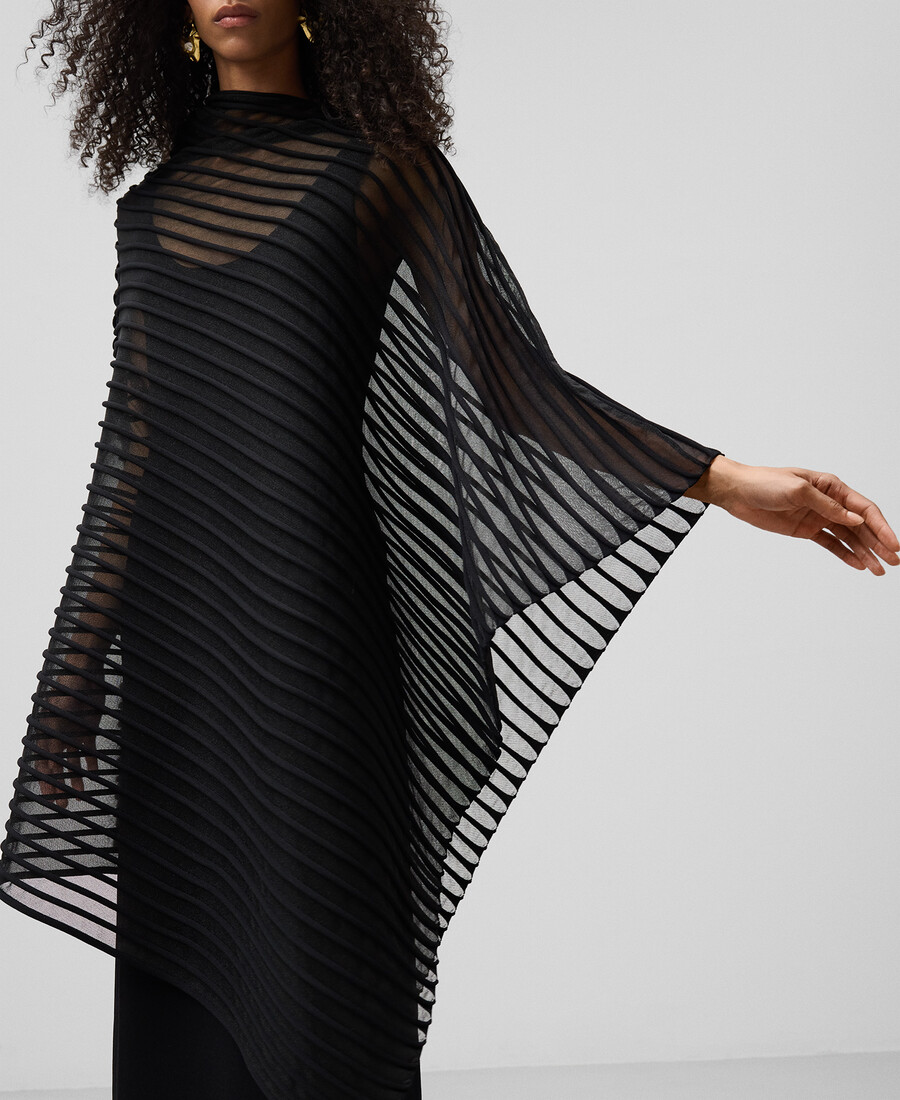 femme en cape asymétrique semi-transparente