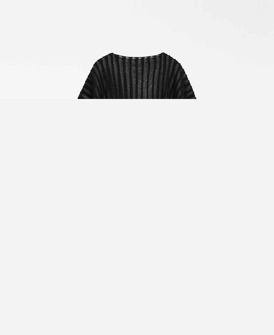 femme en cape asymétrique semi-transparente