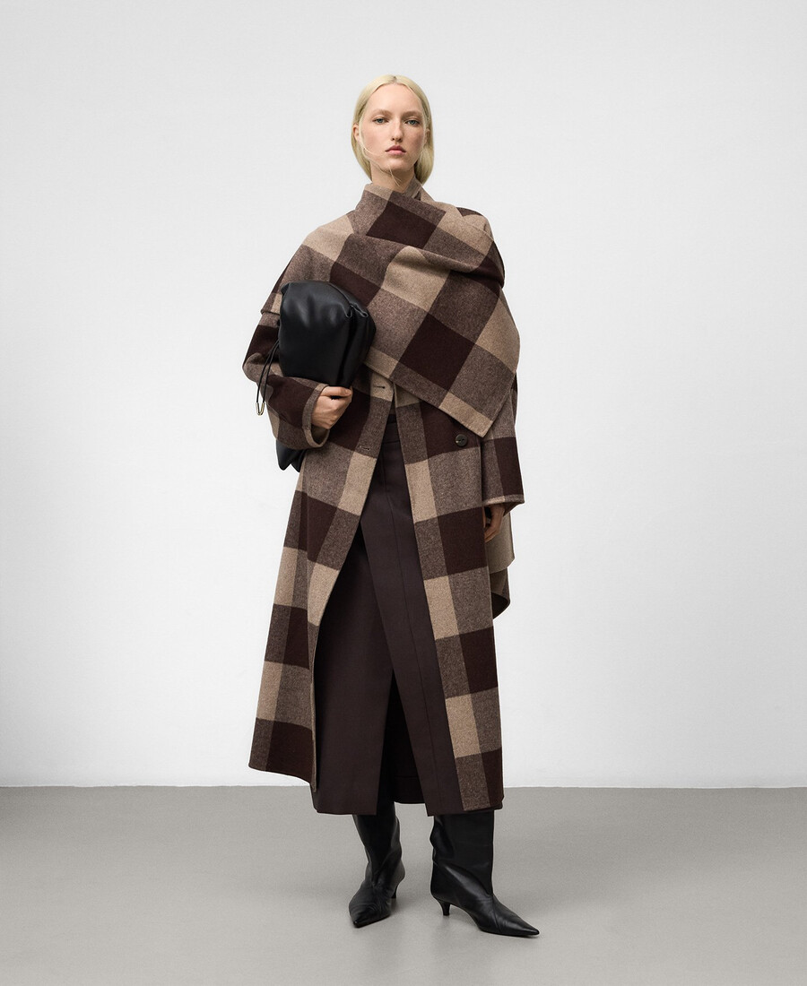 femme au manteau à carreaux double face