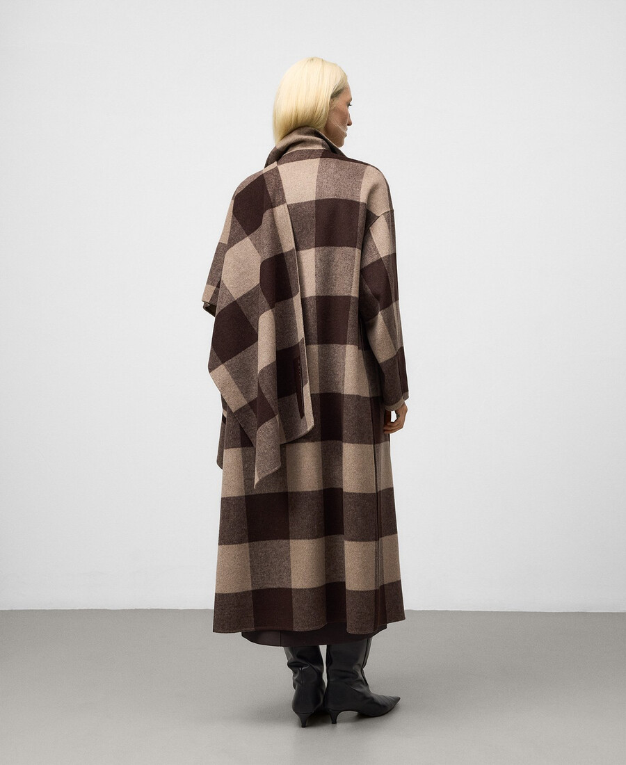 femme au manteau à carreaux double face