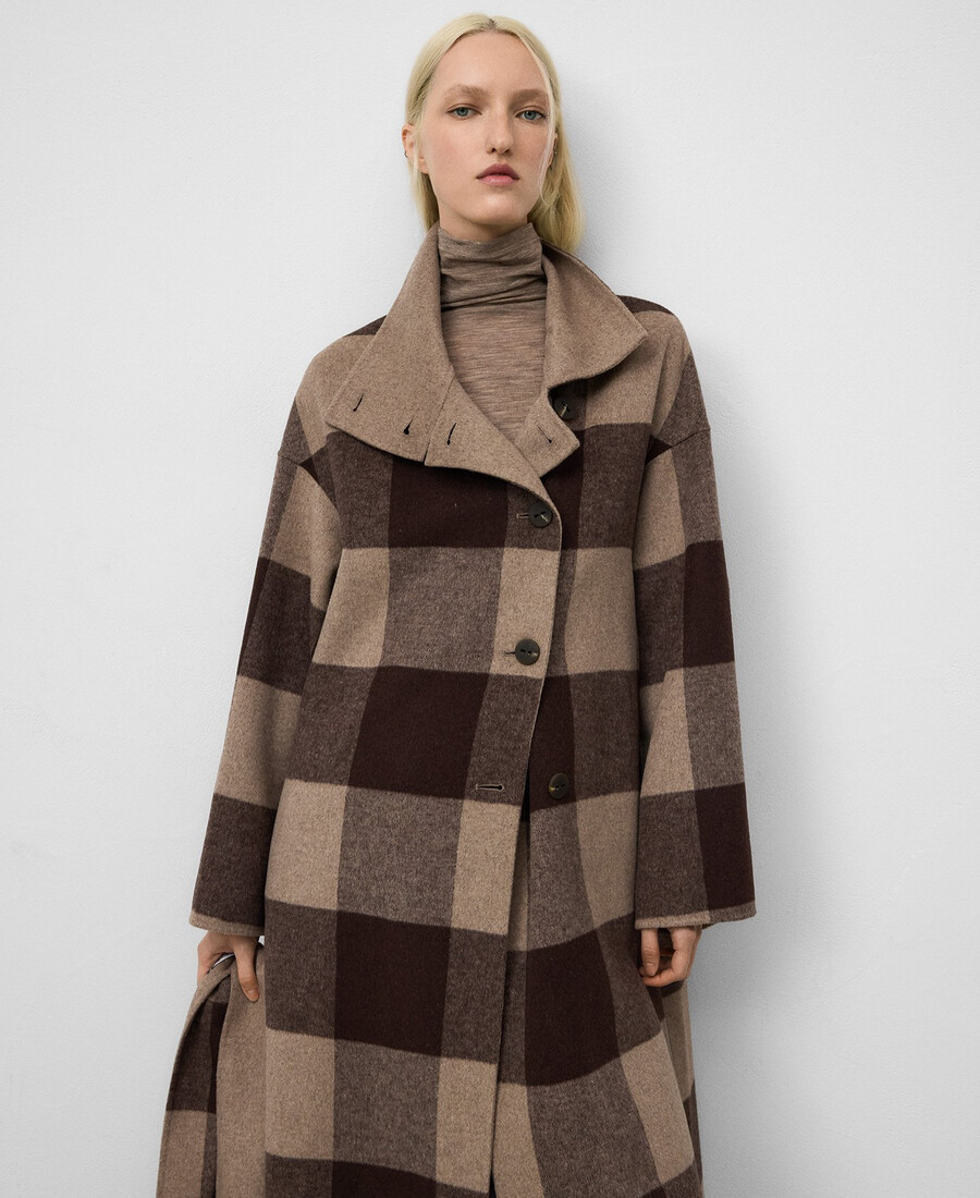 femme au manteau à carreaux double face