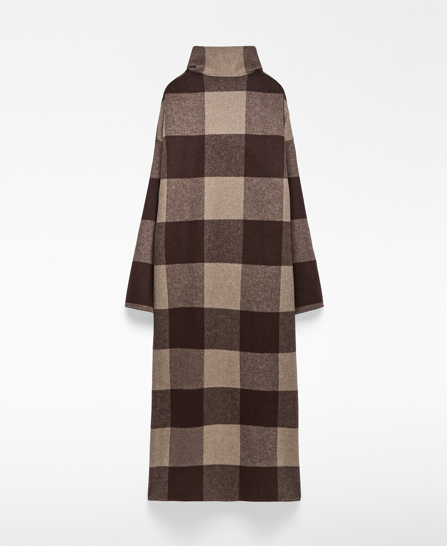 femme au manteau à carreaux double face