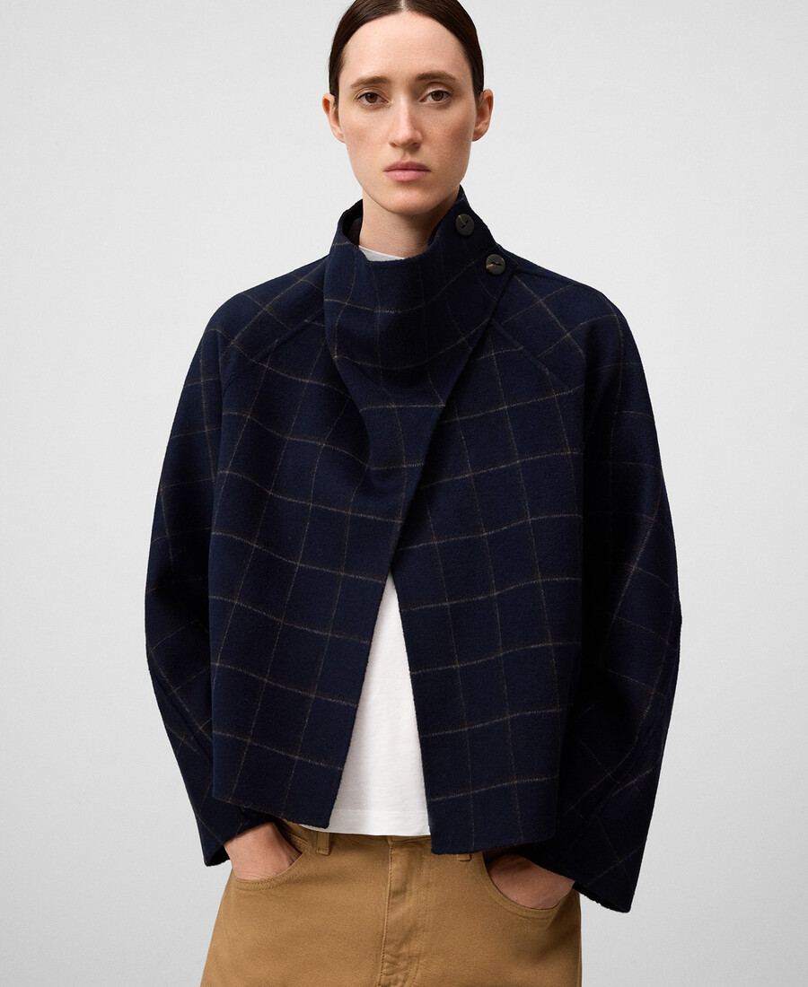 femme en manteau court à carreaux