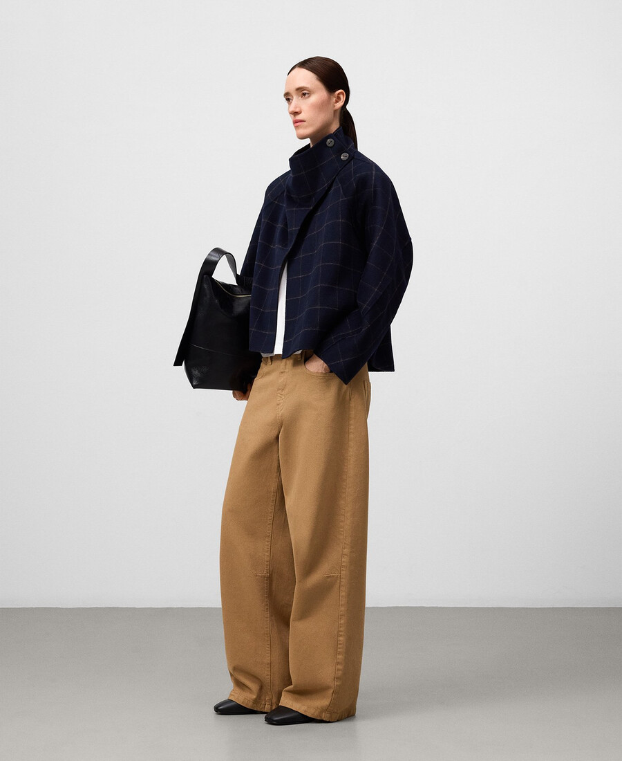 femme en manteau court à carreaux
