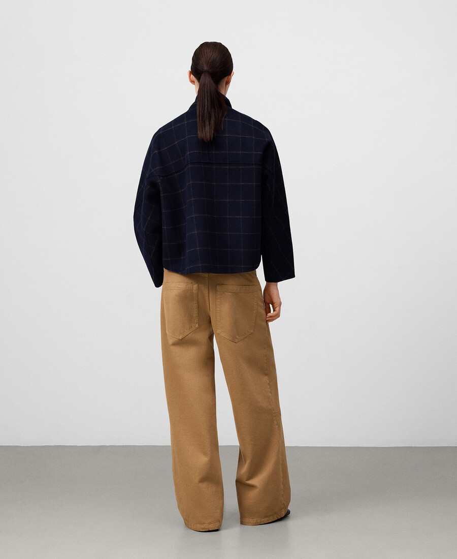 femme en manteau court à carreaux