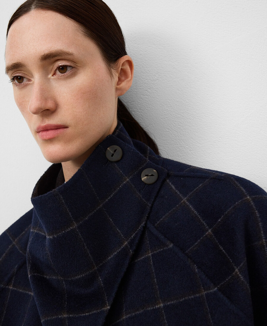 femme en manteau court à carreaux