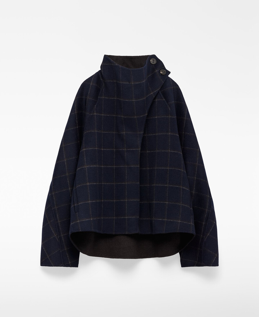 femme en manteau court à carreaux