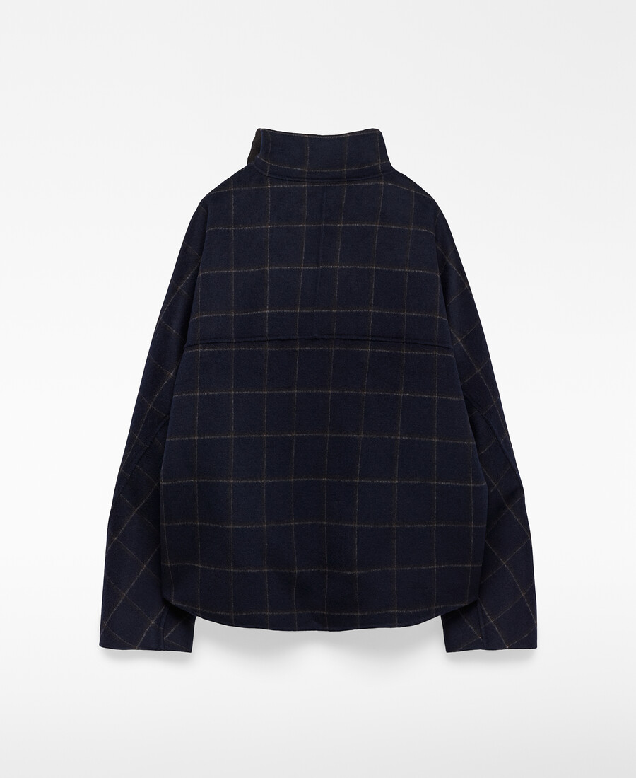 femme en manteau court à carreaux