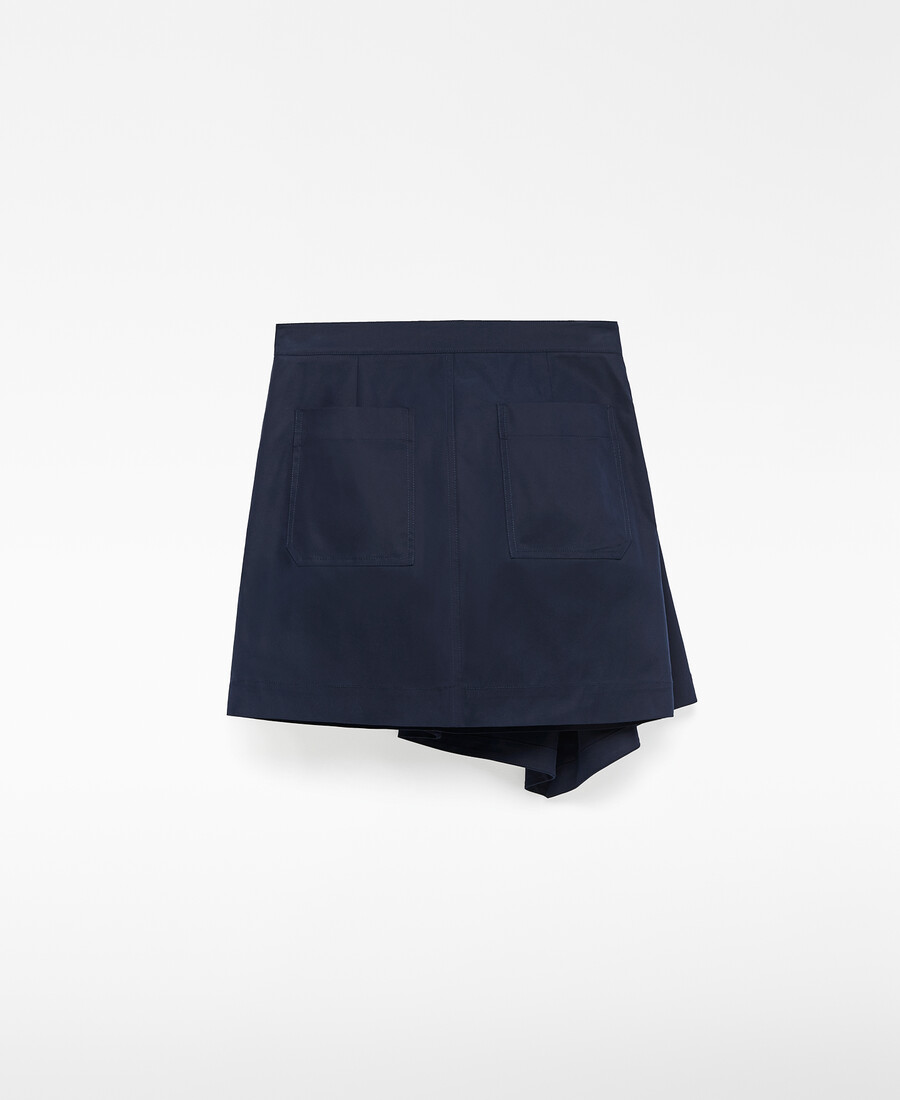 femme en minijupe drapée