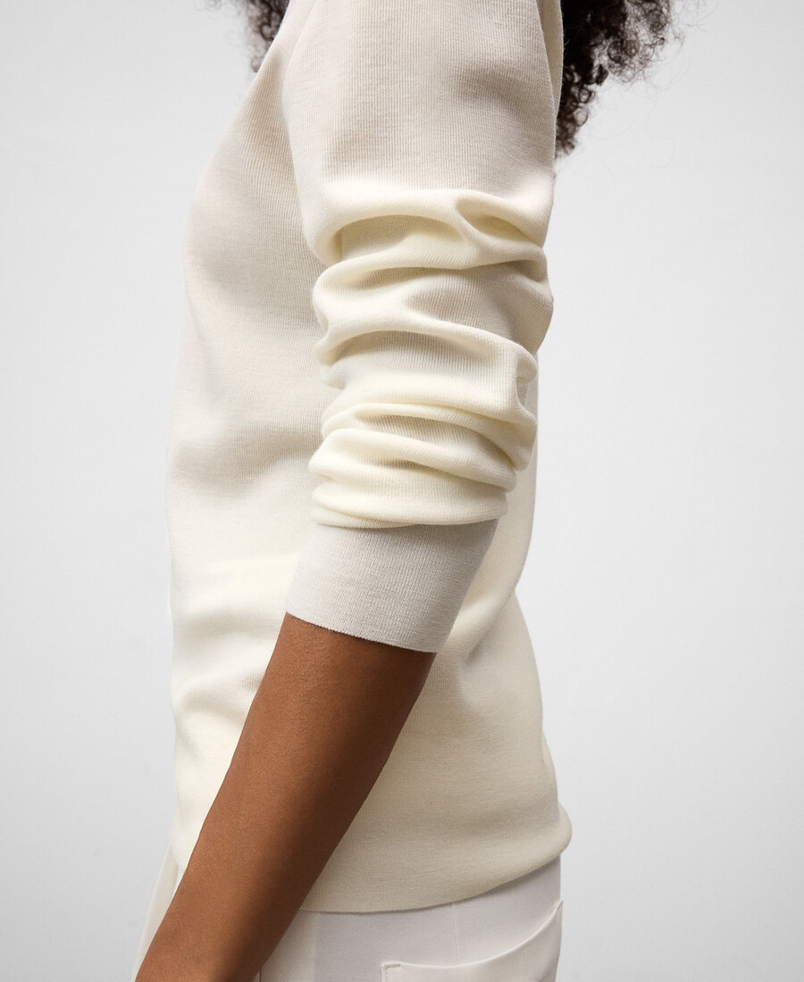 pull en maille à encolure asymétrique pour femme
