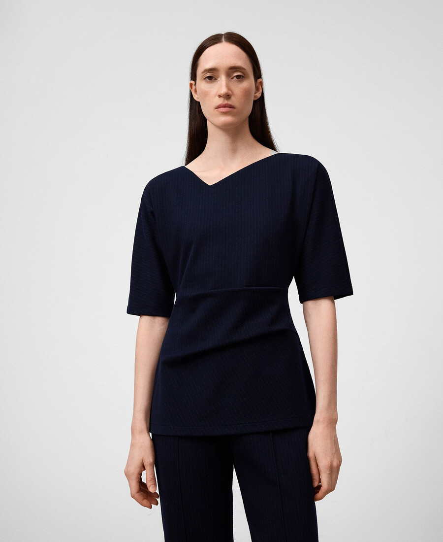 femme en haut rayé drapé