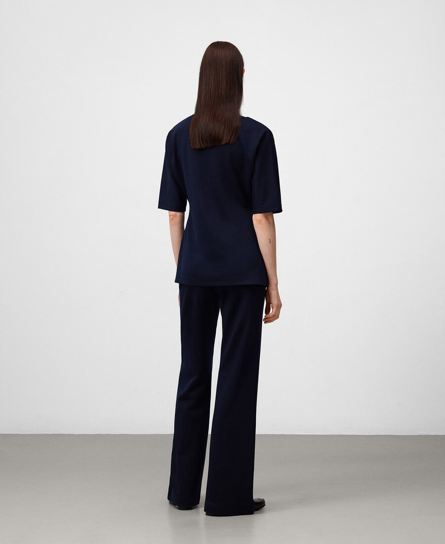 femme en haut rayé drapé