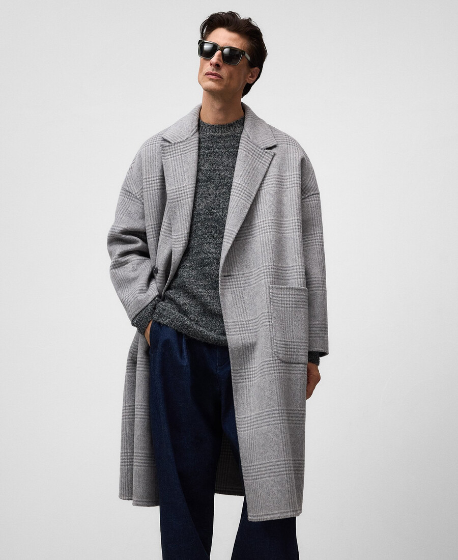 homme au manteau à carreaux double face