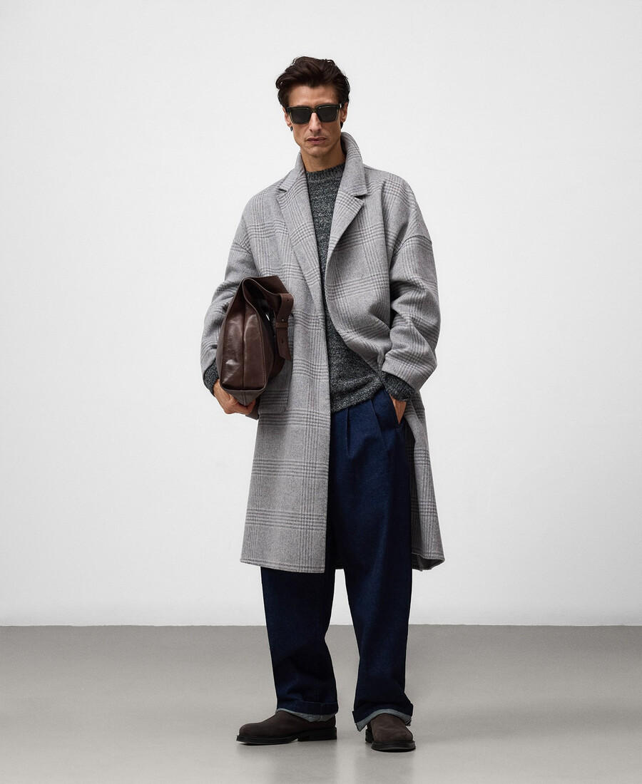 homme au manteau à carreaux double face