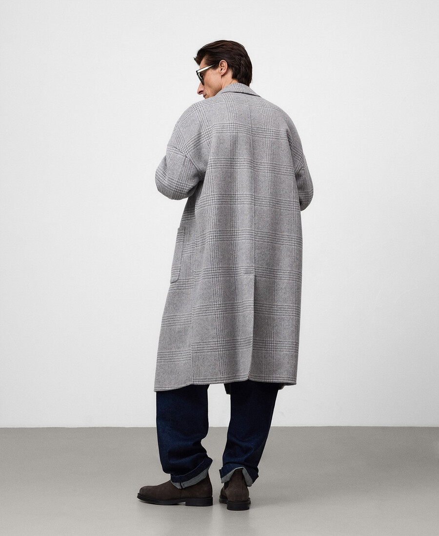 homme au manteau à carreaux double face