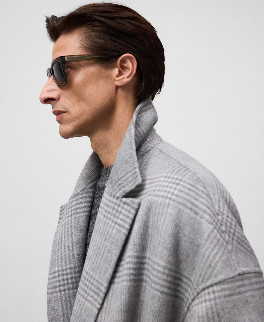 homme au manteau à carreaux double face