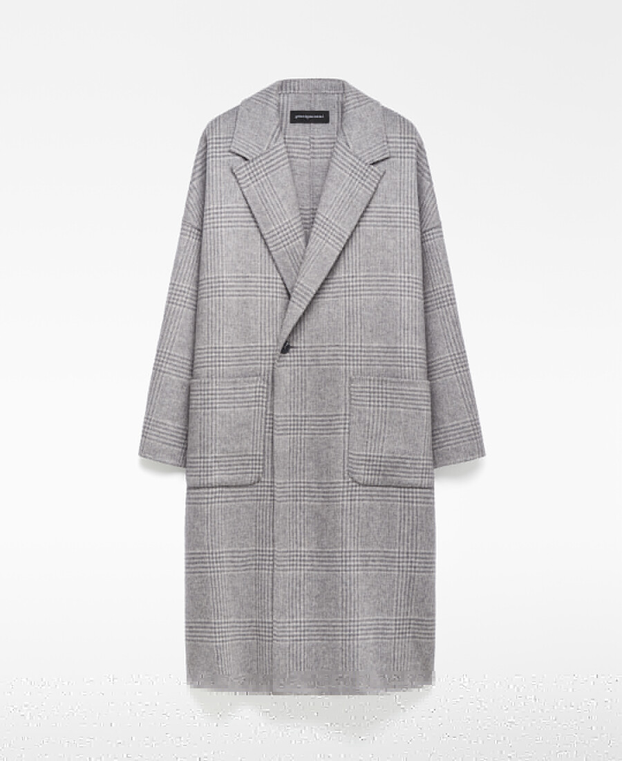 homme au manteau à carreaux double face