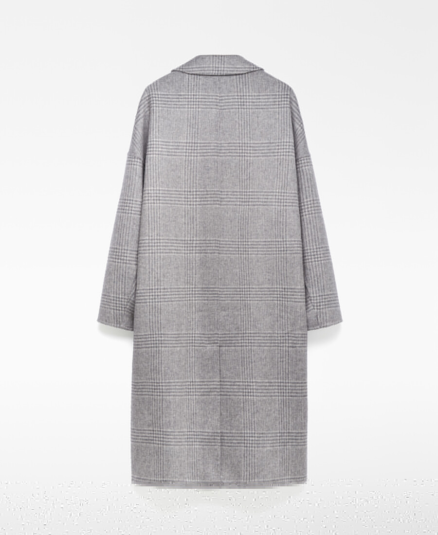 homme au manteau à carreaux double face
